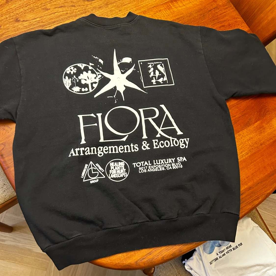 Svart sweatshirt från Flora - 1