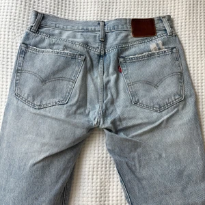 Levis’s jeans 551 - Säljer ett par Levi’s jeans efter att jag köpt ett par nya. Det enda som är meh är att det är sytt lite på sista bilden, annars fantastiska.