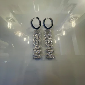 Ioaku liknande örhängen💕 - Örhängen med texten ”DREAM” liknar ett par andra örhängen från Ioaku! Säljer dom pågrund av att jag inte passar så bra i långa örhängen! Andvända 2 gånger så dom ser som nya ut! Pris kan diskuteras! Tryck gärna ”köp nu”💕