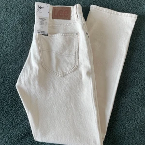 Vita jeans från Lee - Snygga vita jeans från Lee i modellen West Relaxed. Perfekta för en stilren look. Nya med prislapp, aldrig använda. 