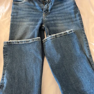 Blå jeans från Gina Tricot - Snygga blå jeans från Gina Tricot. Använda men fortfarande superfint skick. Storlek 158 men passar bra på mig som i vanliga fall har XS/34