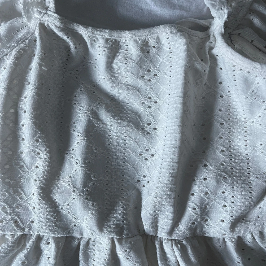 Vit blus med volanger - 1