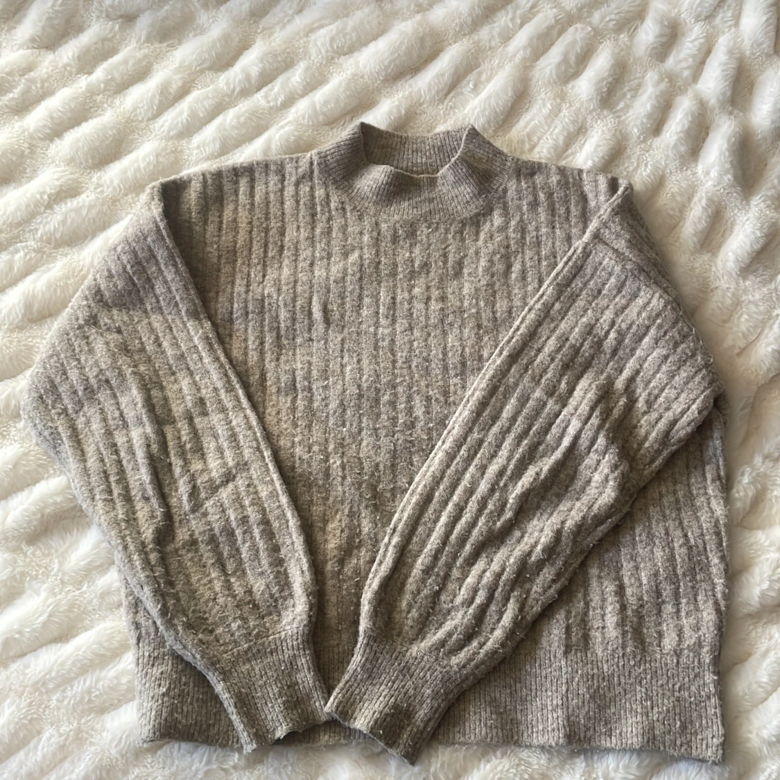 Grå ribbad stickad tröja