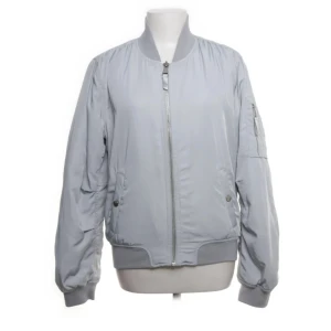 Ljusblå bomberjacka - Säljer min sååå najs ljusblå bomberjacka från Bik Bok!🥰🥰så snygg nu till våren🌸🌸