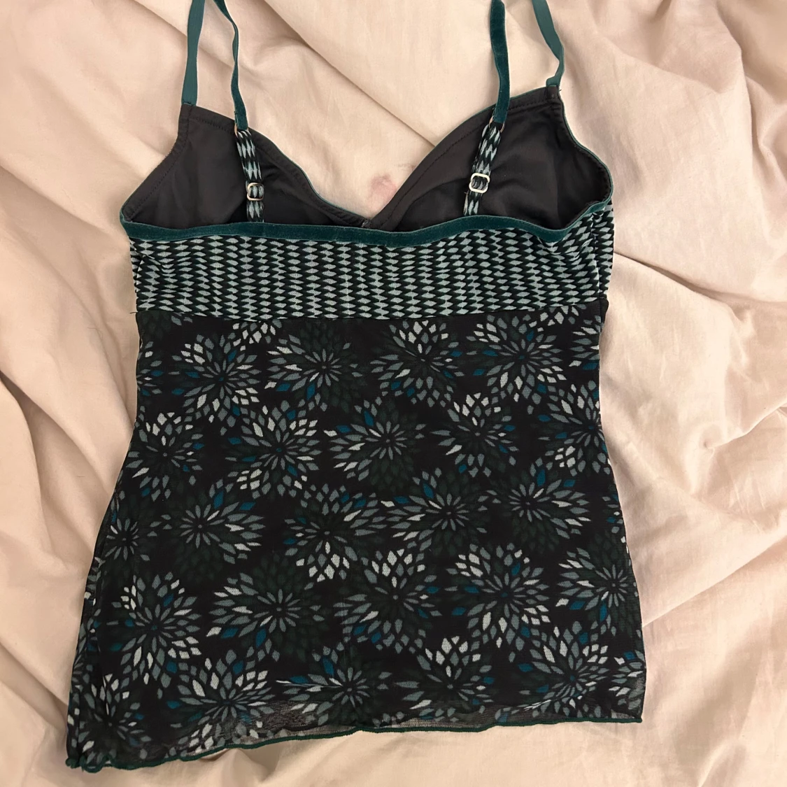 Mönstrad linnetopp med justerbara axelband - 1