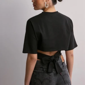 Svart topp med knyt  - Snygg svart  topp med korta ärmar och knytning i ryggen. Passar till nästan allt och är helt enkelt lätt att styla!! Skriv för frågor 