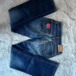 ONLY unique appearance jeans - Jätte snygga jeans men broderade detaljer Säljer då de är för små för mig   Jag skulle säga att de är små i storleken för att vara XS, passar mer som XXS De är lite mörkare än på bilderna Grenhöjd: 16 cm Midjemått: 32 cm  Längd: 98 cm Innerbens längd: 75,5 cm Utsväng längst ner: 20 cm Lår: 23 cm
