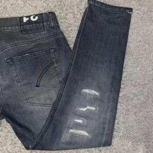 DonDup Jeans - Säljer dessa feta DonDup Ritchie Jeans då dem inte passade mig så bra☺️ En liten defekt finns på insida så inget man ser🤩 Skriv för fler bilder eller funderingar🌟 