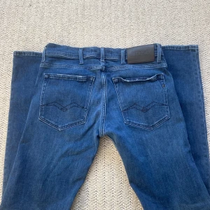 Blåa Replay jeans ( benätjagare ) - Replay Anbass jeans de är i toppskick, moddelen är som den är på bilden, nypris: 1700kr mitt pris endast 399kr, bara hojta till via frågor eller funderingar!!