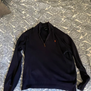 Mörkblå tröja med dragkedja från Ralph Lauren - Ralph lauren zip tröja storlek L. Fråga för mer bilder