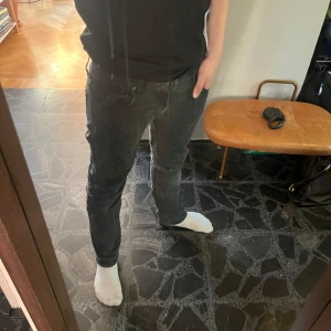 Svarta jeans från Nudie Jeans - Tja! Säljer dessa as feta jeans från Nudie för ett riktigt bra pris. Jeansen har en slim fit passform och är i suverän skick. Storleken är 31/32. 