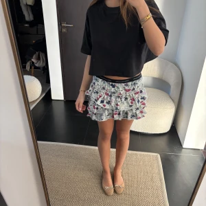 Blommig volangkjol från John Galliano - Jätte söt vintage kjol från John Galliano!🫶