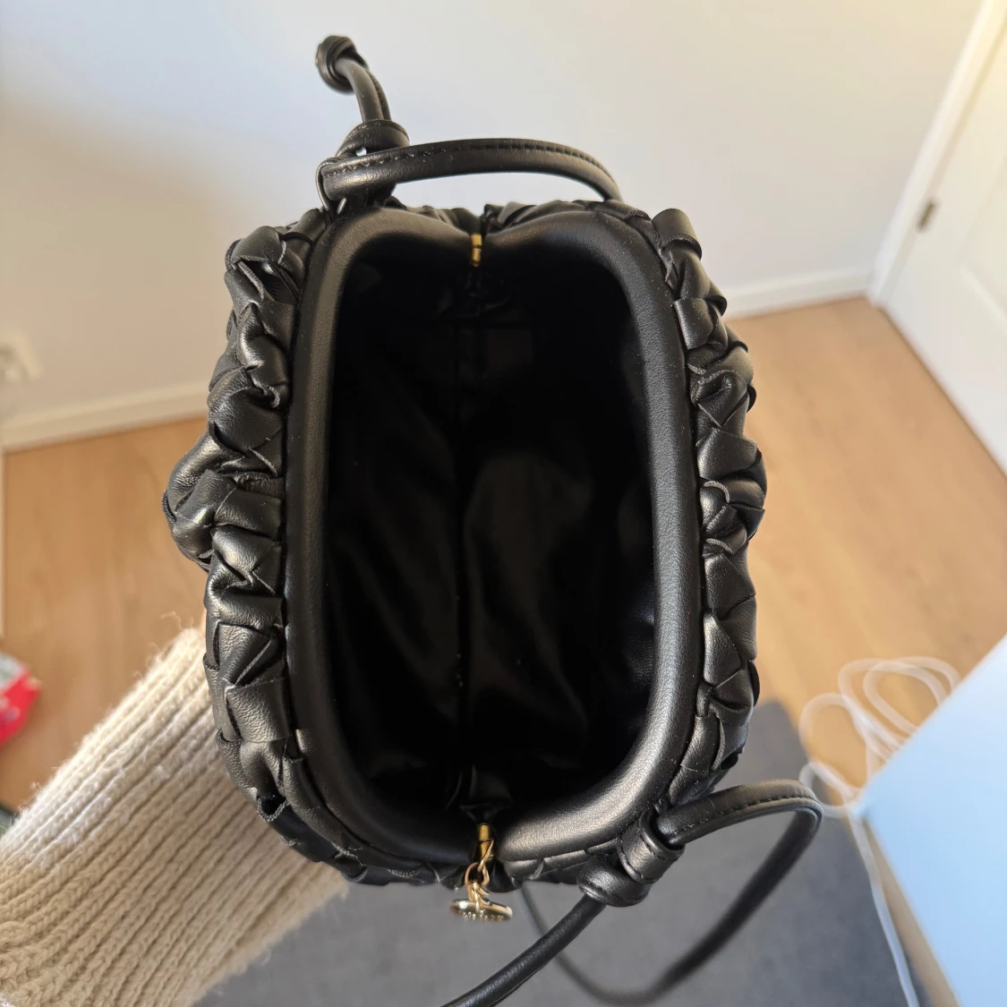 Svart flätad axelväska - 2