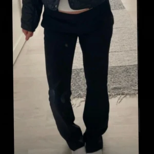 Svarta byxor med låg midja - Snygga svarta byxor med låg midja. 38. Bikbok Vera. 