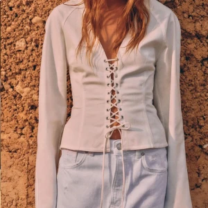 Zara topp med snörning  - Intressekoll på denna fina Zara tröja. Kom gärna med prisförslag❤️