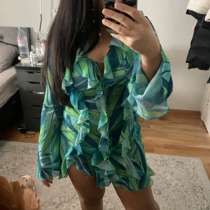 Grön volangklänning - Aldrig använd, prislapp kvar.