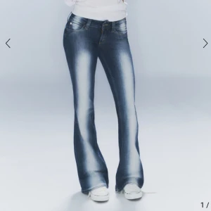 Weekday jeans - Super snygga jeans men som tyvärr inte kommer till användning💗💗 Storlek 28/32, passar mig som vanligtvis brukar ha S.🥰 (Obs, dom vita lapparna på baksidan har jag tagit bort)💓💓