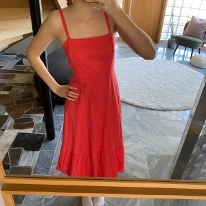 Sommarklänning - Röd klänning från GAP med smala axelband och volangdetalj vid fållen, perfekt till sommaren! Storlek xxs, men skulle säga att den är som xs-s, mått går att få. 