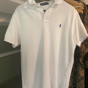 Ralph Lauren Piké - Ralph Lauren piké, andvänt ett fåtal gånger och är i fint skick. Sitter som M och är storlek M. Nypris 2000 mitt pris 229
