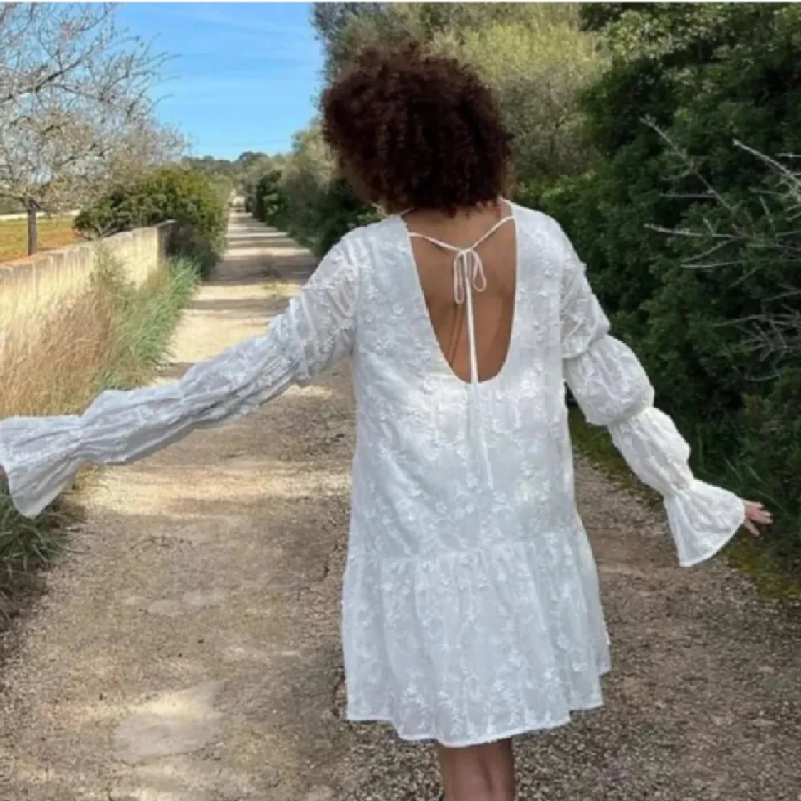 Vit blommig klänning med öppen rygg