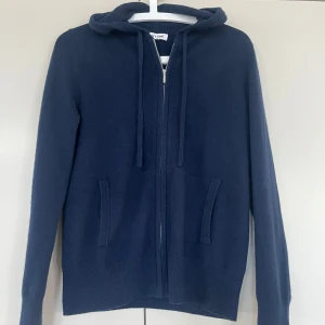 Mörkblå hoodie från Soft Goat - Skit snygg hoddie från soft goat, passar s/m, nypris 2700 knappt använd 💕