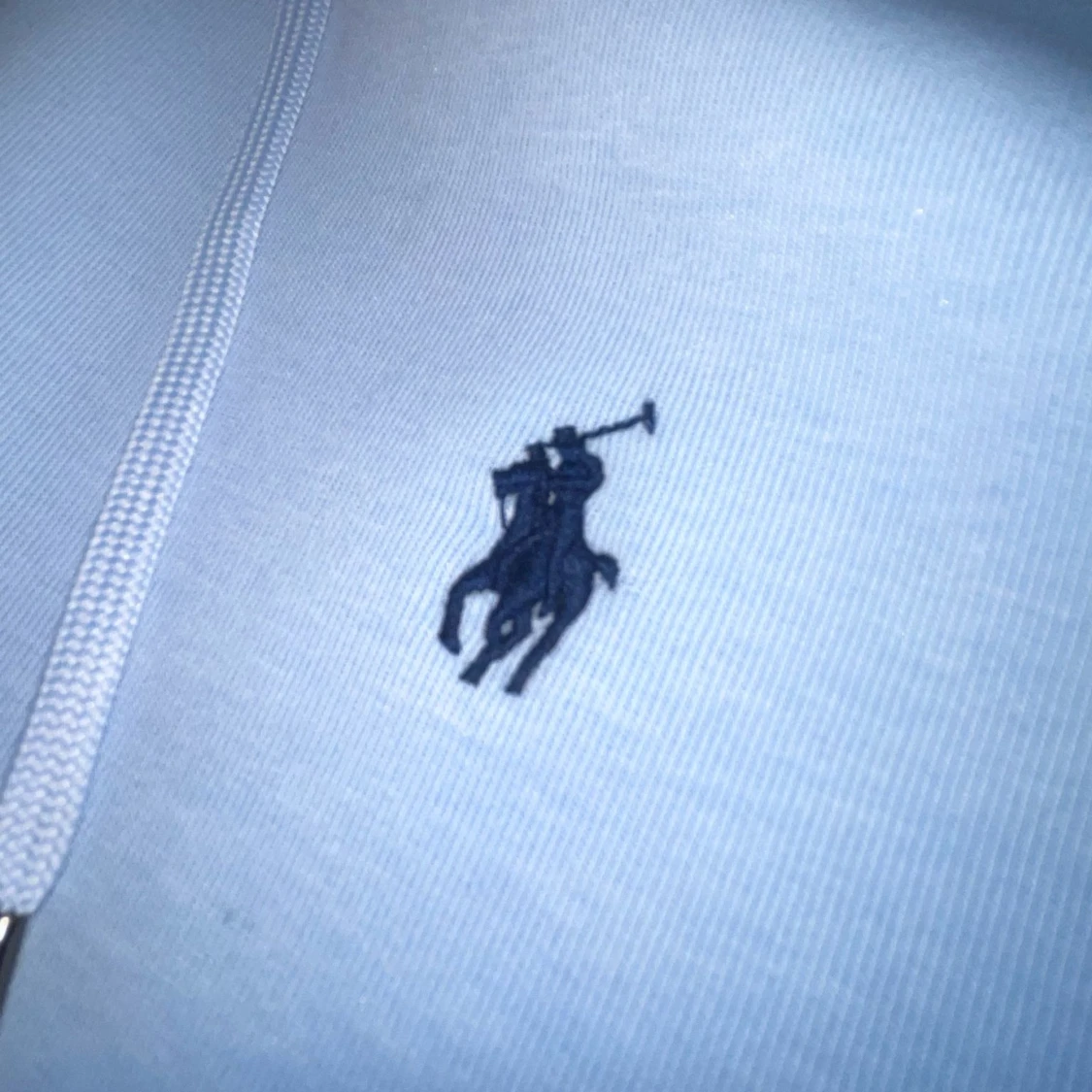 Ljusblå polo zip - 1