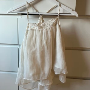 Sommar linne från hm - Super fint sommar linne från hm som inte längre finns kvar i deras sortiment. Helt oanvänd utan defekter. Det står att det ska vara storlek XL men måste vara fel markerat för är bara lite för stort på mig som vanligtvis har xs (men funkar). Linnet går att ha på båda hållen men är tänkt att sitta så som på bild 1 💕