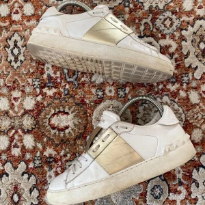 Valentino Open Sneakers - Hej! Säljer nu mina skor från märket Valentino , storlek 36, använt skick. Givetvis äkta, Tveka inte på att höra av dig om du har frågor eller funderingar kring skorna!