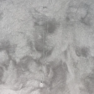 Silverhalsband med hjärthänge - Elegant silverhalsband med ett glittrande hjärthänge. Perfekt för att ge en touch av stil till din outfit. Kedjan är tunn och smidig med ett säkert lås. Äkta silver från guldfynd stämpel finns på bild, aldrig använd. Pris kan diskuteras