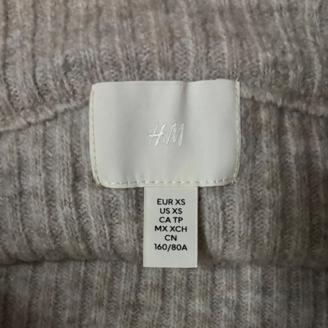 Beige ribbad offshoulder tröja från H&M - 1