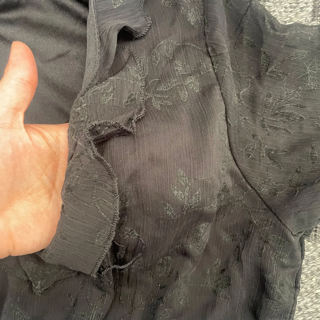 Svart blommig blus med volang - 2