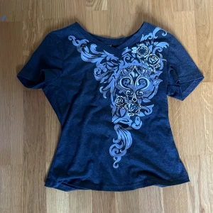 Affliction T-shirt  - Söt t shirt med ”affliction” print på framsidan och en V-formad neckline. 