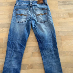 Nudie jeans grim Tim - Säljer dessa jeans från nudie. Modell grim Tim, storlek 29/32. Riktigt snygg blå tvätt, och bra skick. Priset är inte hugget i sten