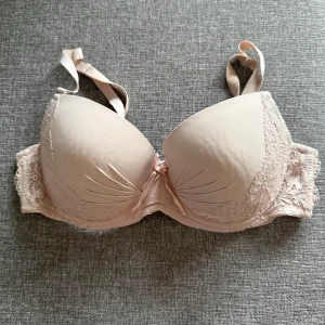 Ljusrosa spets-bh med vaddering - ✨ Säljer en ljusrosa bh med vadderade kupor och fina spetsdetaljer på sidorna och banden.  •Bh:n har justerbara axelband och hakknäppning bak. •Perfekt för dig som gillar en feminin och stilren look. •Mycket bra skick. Tvättad. Etiketten är bortklippt.  🚭Djurfritt och rökfritt hem.