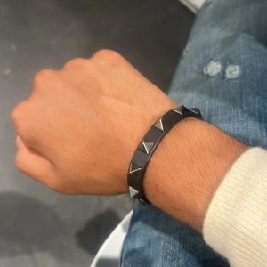 Valentino Armband - Skick 9/10, allt medföljer (box, påse, stora påsen, extra nitar, kuvert) Endast 1499.
