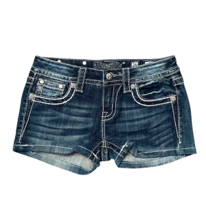 Miss Me Shorts - Snygga lågmidjade blå jeansshorts från Miss Me med fina broderingar. Midjemått: 35,5cm 