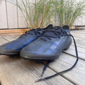 Svarta adidas crazyfast fotbollsskor strl 42 - Snygga svarta adidas fotbollsskor med mörkblå detaljer. Cm-26 saknar innersulor