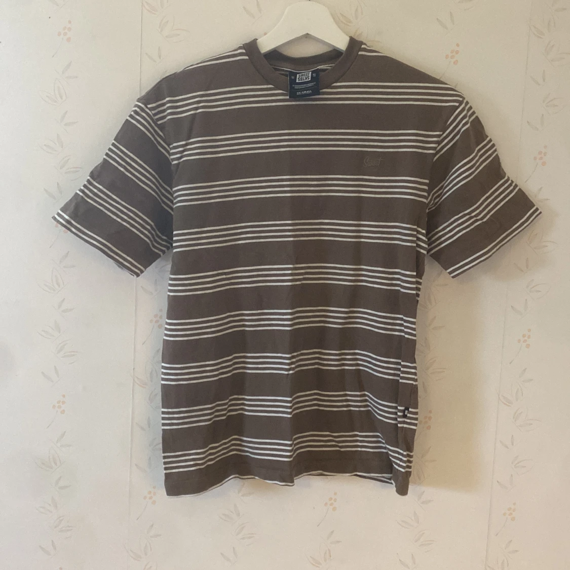 Brun randig t-shirt från Sweet SKTBS