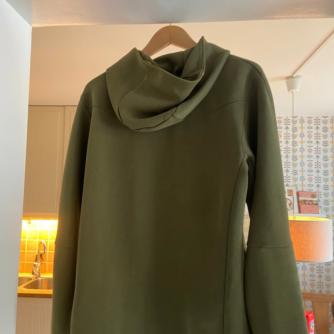 Olivgrön Nike hoodiejacka med dragkedja som är utbytt från original till en fungerande dragkedja. - 1