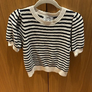 Tröja från &OtherStories - Fin kortärmad tröja från &OtherStories. Den är i ett tjockare material och har lite puffiga axlar. 