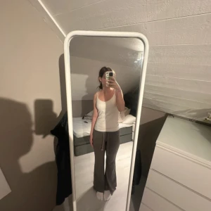 Grå mjukisbyxor med snörning - Säljer ett par grå mjukisbyxor med snörning i midjan. Byxorna har en loose passform och är raka i benen, perfekta för chill dagar. Mjukt material som känns skönt mot huden och ger en avslappnad vibe.
