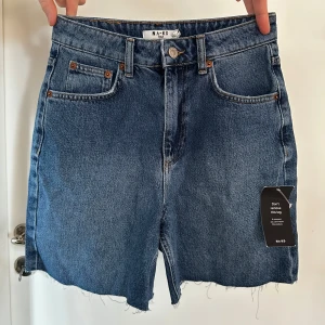 Nya jeansshorts från NAKD - Snygga  jeansshorts från NA-KD i mellanblå denim. Helt oanvända i storlek 36. 