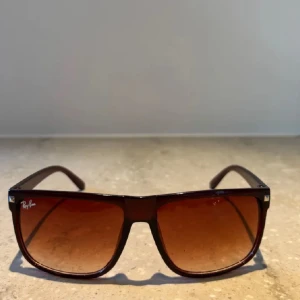 Rayban solglasögon  - Extremt bra pris så först till kvarn. Det står inte Rayban på sidorna och de är därav inte äkta. De är sjukt snygga och stilrena samt helt nya. Kom pm vid minsta lilla fundering eller intresse