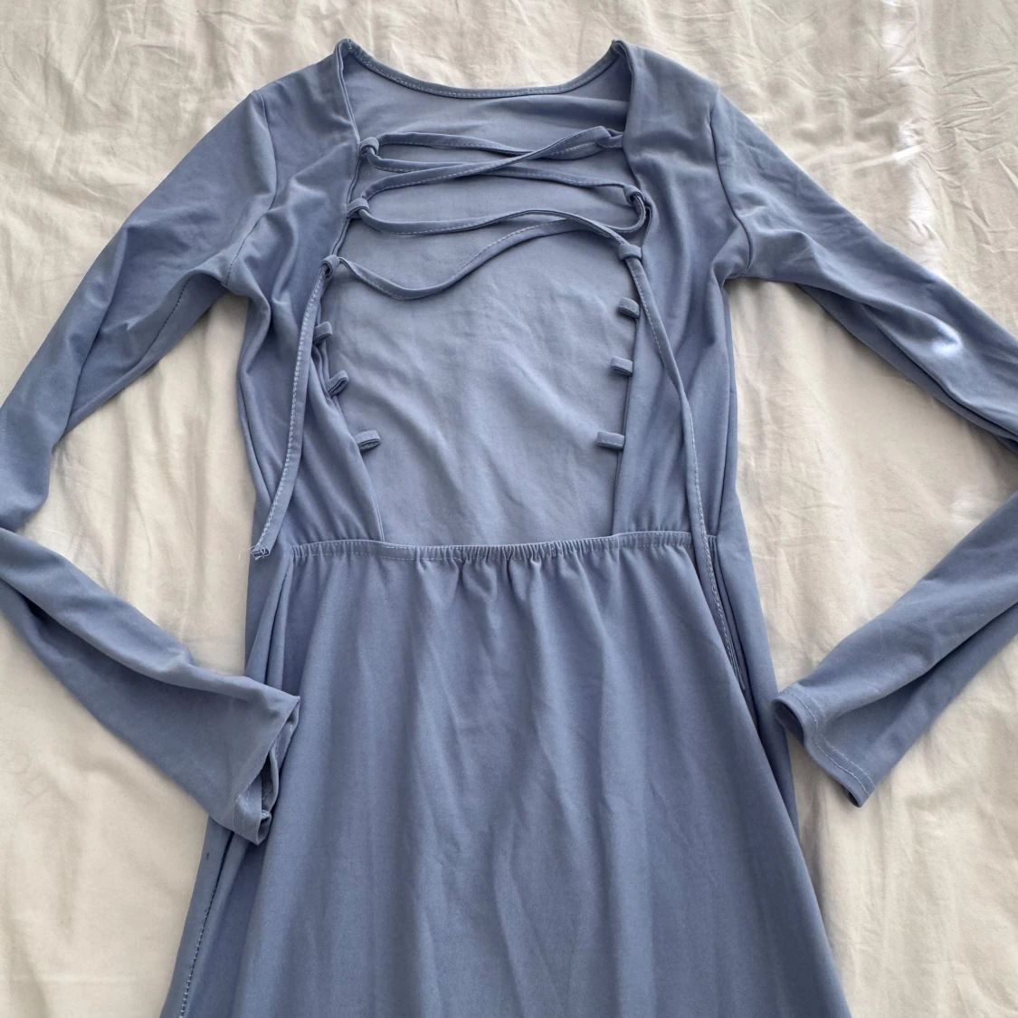 Ljusblå långklänning med snörning - 1