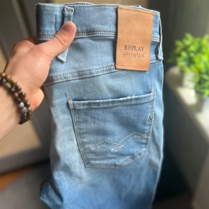 Replay anbass jeans slitningar - Tja, säljer nu dessa tvärfeta replay anbass jeans med slitningar🔥| Skick 9/10, finns lite slitningar längst ner på byxorna men märks inte då övrig design är likadan😊 | W28 | Hyperflex anbass | Priset är ALLTID diskuterbart så tveka inte att fråga😉🙌