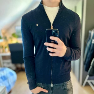 Morris Merinoull cardigan - - Mycket fint skick, inga defekter. Storlek M passar dig som är mellan 178-188cm. Nypris ca 2500kr. Modellen är 185 cm, 79 kg. Skriv för mer information!🤝
