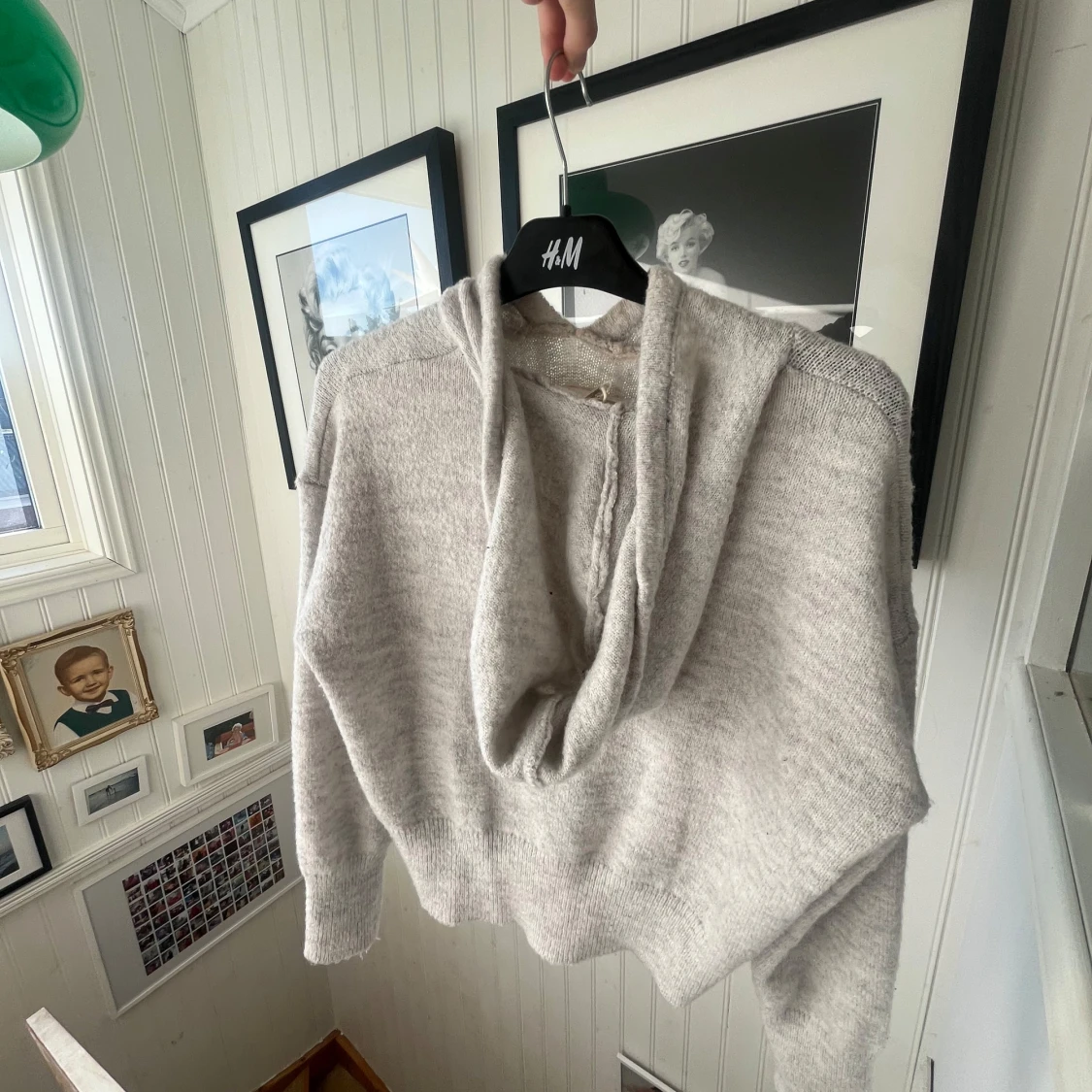Ljusgrå stickad hoodie från Gina Tricot  - 1