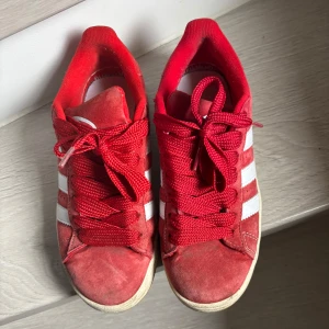 Campus - Säljer mina röda campus köpta för 1500kr, skriv för egna bilder, nästan oanvända