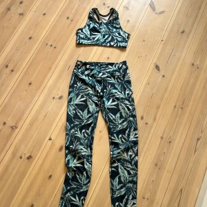 Mönstrade träningsbyxor och topp  - Storlek i byxor- 158-164, storlek i topp- 146-152