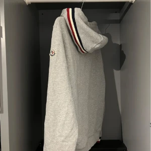 Moncler zip grå - Nu säljer jag den här koftan för den har blivit för lite. Andvänd ett fåtal gånger. Pris kan diskuteras vid snabbäffer.
